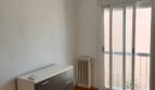 Helles Schlafzimmer mit Holzboden, Kommode, Heizkörper und Balkontür im Reihenhaus La Vileta