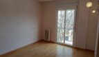 Helles, leeres Zimmer mit Holzboden, Heizkörper und Balkontür im Reihenhaus La Vileta, Palma