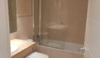 Helles Badezimmer mit Badewanne, Dusche, WC und beigem Marmor in Reihenhaus La Vileta, Palma