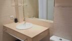 Modernes Badezimmer mit Marmor-Waschtisch, Spiegel, WC und Dusche im Reihenhaus La Vileta, Palma