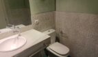 Badezimmer mit Mosaikfliesen, eingebautem Waschbecken und WC im Reihenhaus La Vileta, Palma de Mallorca.