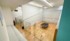 Squashplatz mit Glaswänden und Tischtennistisch im Freizeitbereich des Apartments in El Toro