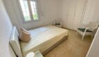 Helles Schlafzimmer mit Doppelbett, Einbauschrank und Korbstühlen im Apartment El Toro, Calvià