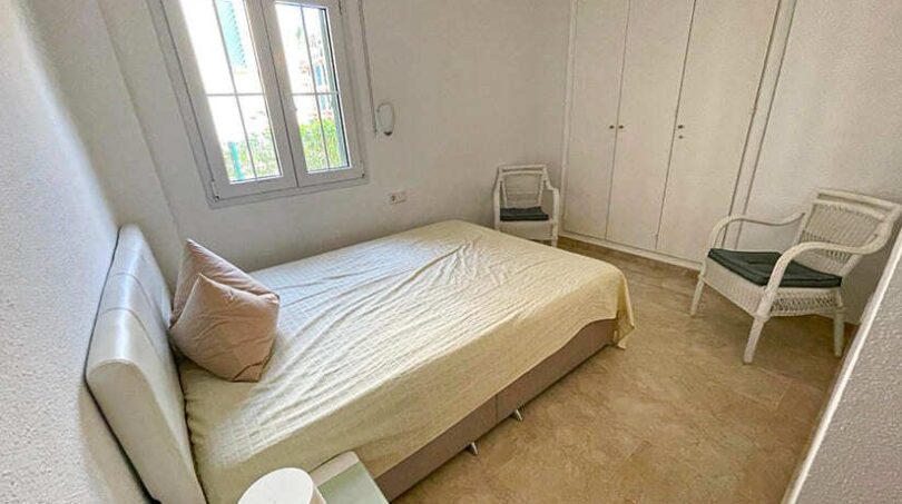 Helles Schlafzimmer mit Doppelbett, Einbauschrank und Korbstühlen im Apartment El Toro, Calvià