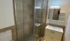 Modernes Badezimmer mit Glasdusche, Hängewaschbecken und Marmorboden im Apartment El Toro