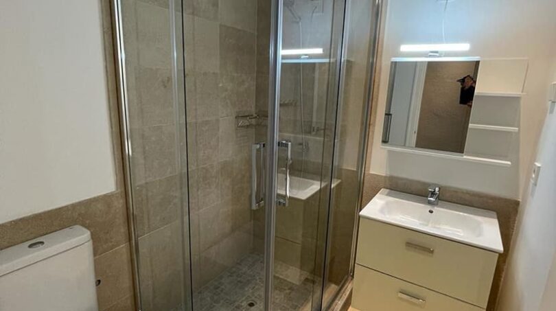 Modernes Badezimmer mit Glasdusche, Hängewaschbecken und Marmorboden im Apartment El Toro
