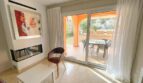 Helles Wohnzimmer mit Kamin, modernem Sessel und Terrassenzugang zum privaten Garten in El Toro