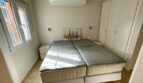 Helles Schlafzimmer mit Doppelbett, Einbauschrank und Fenster im Apartment El Toro, Calvia