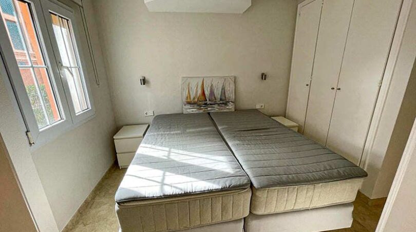 Helles Schlafzimmer mit Doppelbett, Einbauschrank und Fenster im Apartment El Toro, Calvia