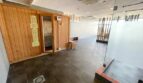 Saunabereich mit Holzverkleidung und Glastrennwand im Wellnessbereich des exklusiven Apartments in El Toro