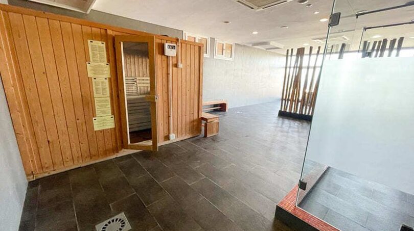 Saunabereich mit Holzverkleidung und Glastrennwand im Wellnessbereich des exklusiven Apartments in El Toro
