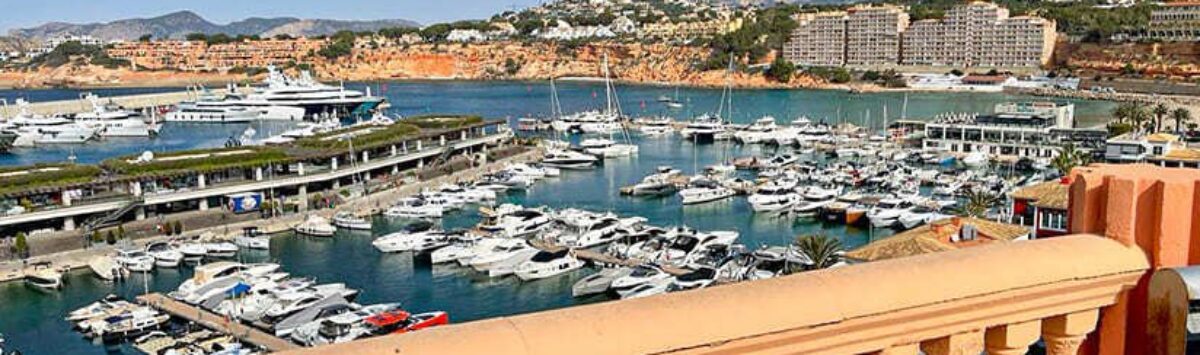Balkon mit Balustrade und Panoramablick auf den Yachthafen El Toro, Calvia, mit Bergen im Hintergrund