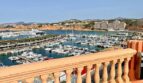 Balkon mit Balustrade und Panoramablick auf den Yachthafen El Toro, Calvia, mit Bergen im Hintergrund