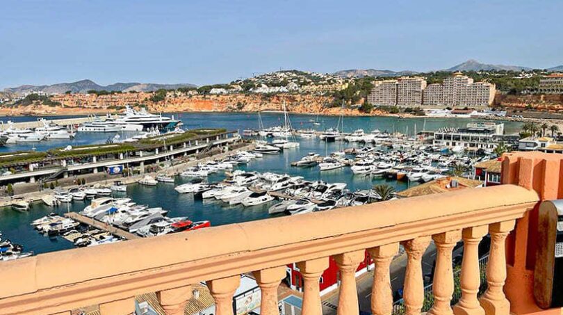 Balkon mit Balustrade und Panoramablick auf den Yachthafen El Toro, Calvia, mit Bergen im Hintergrund