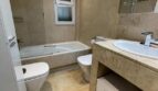 Modernes Badezimmer mit Marmorfliesen, Badewanne, zwei WCs und elegantem Waschtisch im Apartment El Toro