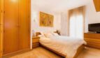 Helles Schlafzimmer mit Doppelbett, Holzschrank und TV in Erdgeschosswohnung Palma de Mallorca
