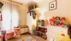 Kinderzimmer mit Spielzeug, Puppenhaus, Kommode und buntem Teppich in Erdgeschosswohnung Palma