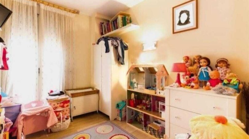 Kinderzimmer mit Spielzeug, Puppenhaus, Kommode und buntem Teppich in Erdgeschosswohnung Palma