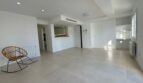Helles, weitläufiges Wohnzimmer im Penthouse mit Granitboden, Einbauküche und modernem Design in Palma de Mallorca.