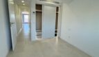 Helles Schlafzimmer im Penthouse Palma mit Einbauschrank, Klimaanlage und elegantem Fliesenboden
