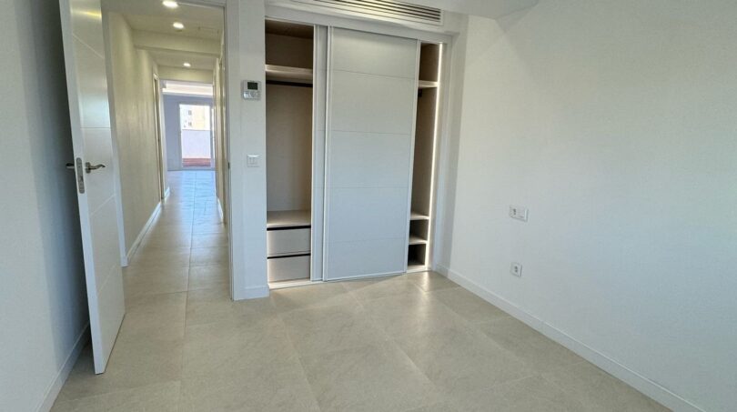 Helles Schlafzimmer im Penthouse Palma mit Einbauschrank, Klimaanlage und elegantem Fliesenboden