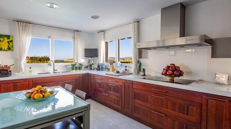 Modern kitchen with wooden fronts and sea view in the chalet in Calvia – Puerto Adriano