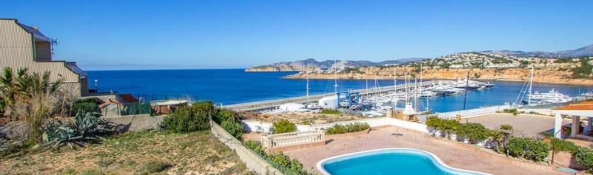 Chalet in Calvia with heart-shaped pool, panoramic views of Port Adriano harbor and the blue Mediterranean Sea.