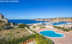 Chalet in Calvia with heart-shaped pool, panoramic views of Port Adriano harbor and the blue Mediterranean Sea.