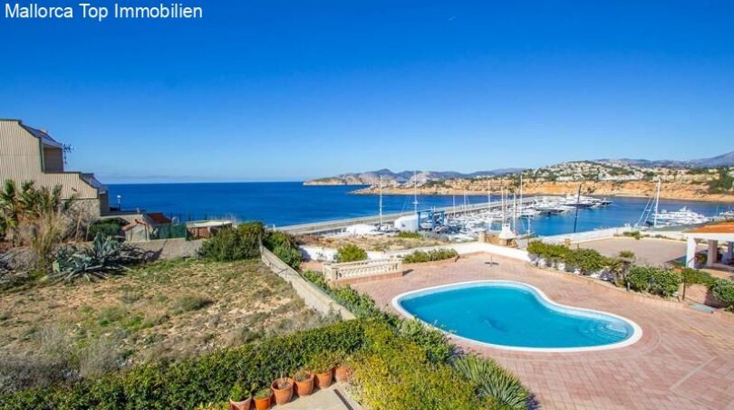 Chalet in Calvia with heart-shaped pool, panoramic views of Port Adriano harbor and the blue Mediterranean Sea.
