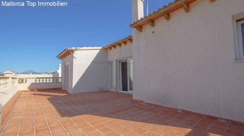 Spacious rooftop terrace with terracotta tiles and sea view of the chalet in Puerto Adriano, Calvià