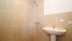 Badezimmer der Finca mit Dusche, Waschbecken und beigen Fliesen in Son Ferriol, Palma