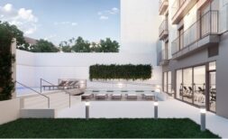 Moderner Außenbereich mit Pool, Liegestühlen, grüner Pflanzwand und Fitnessraum eines Penthouse in Palma
