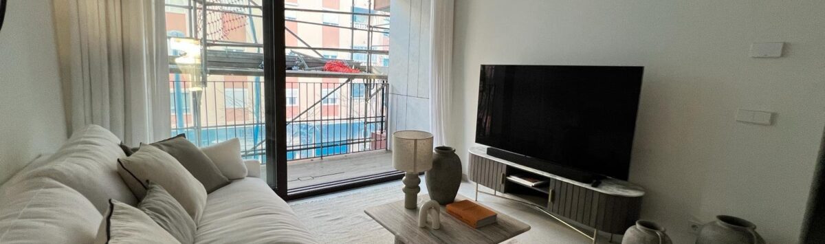 Elegantes Wohnzimmer mit Balkonzugang, großem TV und modernem Mobiliar im Luxusapartment Palma de Mallorca