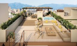 Luxuriöse Dachterrasse in Palma mit privatem Pool, Loungebereich und Bergpanorama.