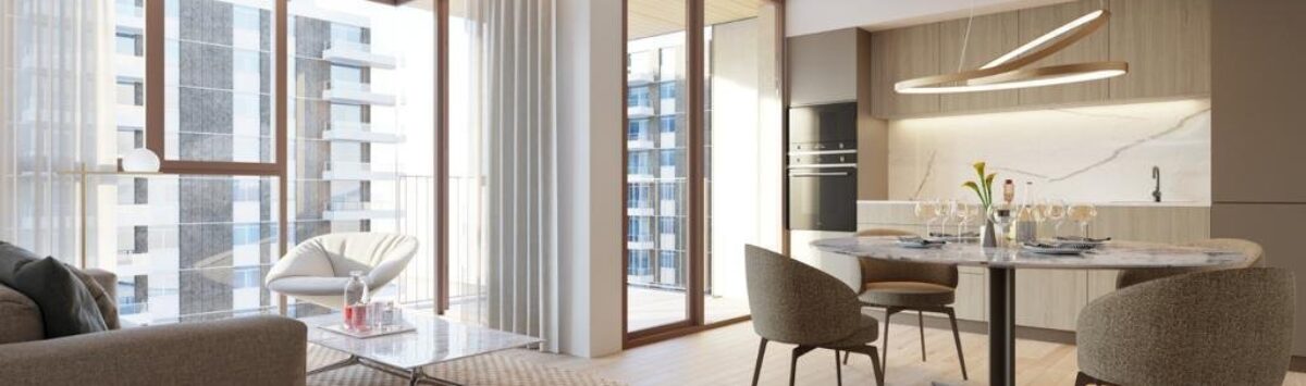 Sala de estar luminosa con mesa de comedor, cocina abierta y balcón con vistas a la ciudad en Palma de Mallorca.