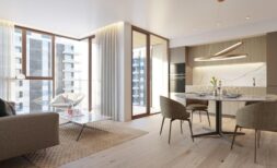 Helles Wohnzimmer mit Esstisch, offener Küche und Balkon mit Stadtblick in Palma de Mallorca.