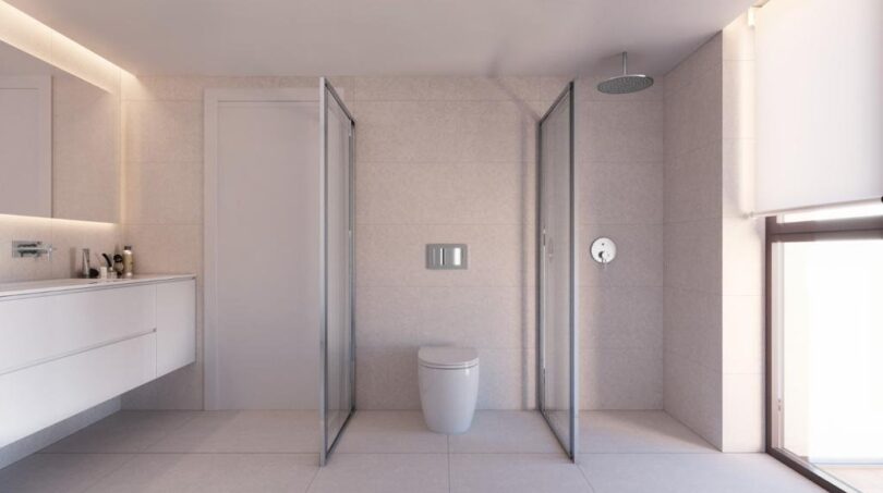 Modernes Luxusbad mit begehbarer Dusche, Hänge-WC und elegantem Waschtisch in hellem Design, Palma de Mallorca.