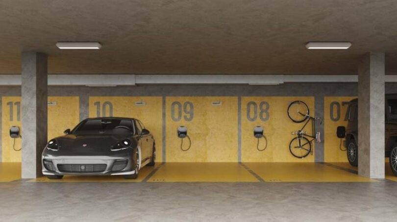 Tiefgarage mit nummerierten Stellplätzen, E-Ladestationen, Porsche und Mercedes-G-Klasse in Palma de Mallorca.