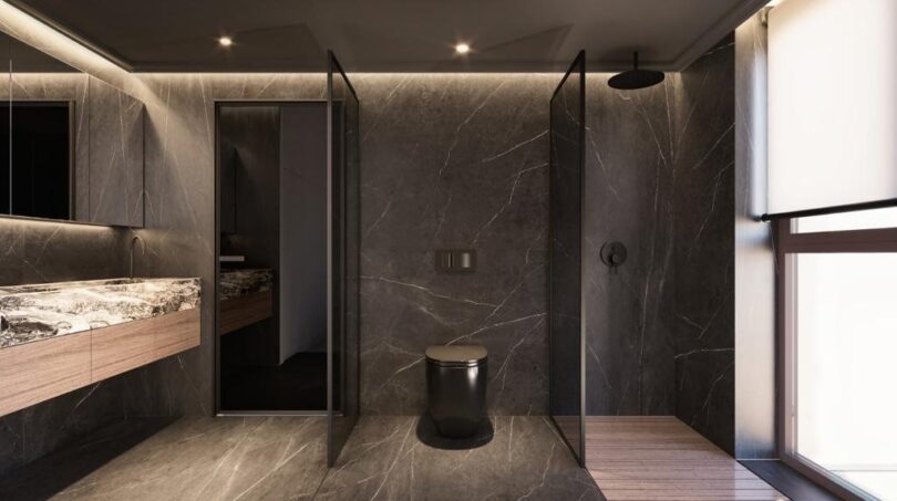 Luxuriöses Badezimmer mit dunklem Marmor, begehbarer Dusche, Holzakzenten und modernem Design in Palma de Mallorca.