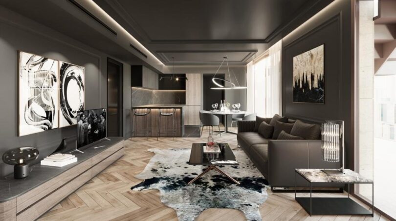 Elegantes Wohnzimmer mit Ledersofa, Herringbone-Parkett, moderner Küche und stilvollen Kunstwerken in Palma de Mallorca