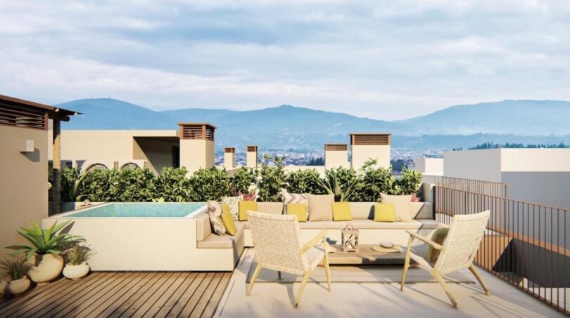 Luxuriöse Dachterrasse mit Whirlpool, Loungemöbeln und Bergpanorama in Palma de Mallorca.