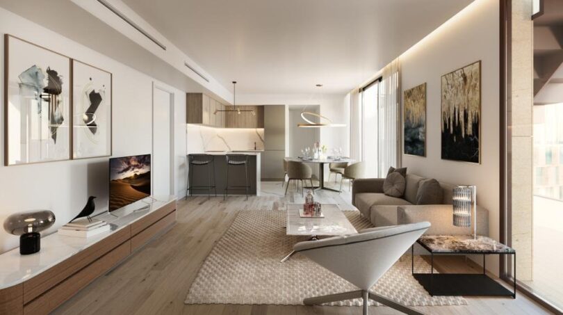 Elegantes Wohnzimmer mit offener Küche, Holzboden und modernem Design in Luxus-Apartment, Palma de Mallorca.