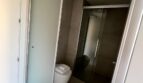 Modernes Badezimmer mit Milchglasabtrennung, Wandhänge-WC und Glasdusche in Palma-Luxusapartment