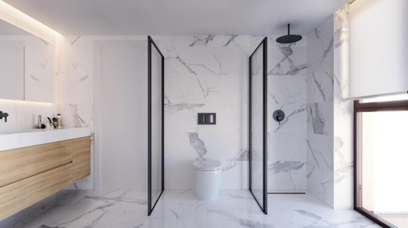 Luxusbad mit Marmor, schwarzen Akzenten, Regendusche, WC und Holz-Waschtisch in Palma-Apartment.