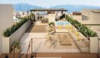 Luxuriöse Dachterrasse mit Pool, Loungebereich und Pergola, Blick auf Palma de Mallorca und Bergpanorama.