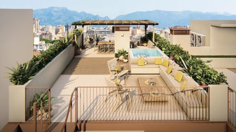 Luxuriöse Dachterrasse mit Pool, Loungebereich und Pergola, Blick auf Palma de Mallorca und Bergpanorama.