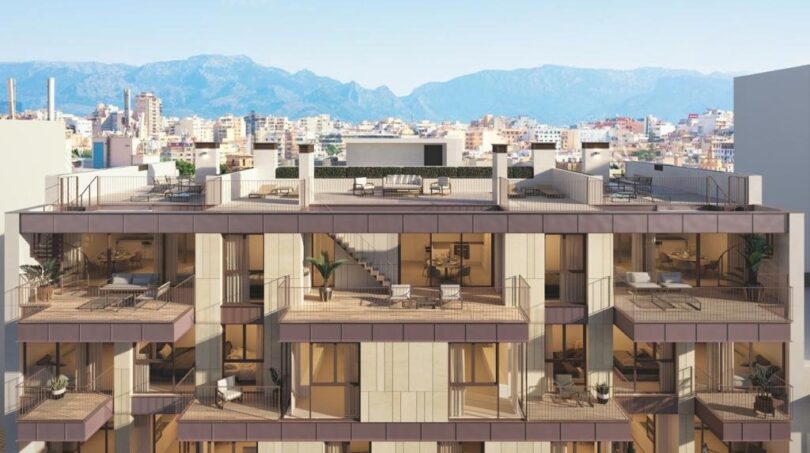 Modernes Luxus-Apartment in Palma: Großzügige Balkone, Dachterrasse mit Bergblick über die Stadt.