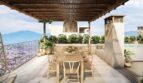 Sonnige Dachterrasse mit Holzpergola, Esstisch, Meerblick und Pool in luxuriösem Apartment, Palma de Mallorca.