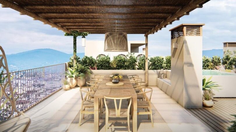 Sonnige Dachterrasse mit Holzpergola, Esstisch, Meerblick und Pool in luxuriösem Apartment, Palma de Mallorca.