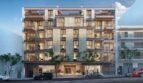 Modernes Mehrfamilienhaus in Palma de Mallorca mit Balkonen, Glasfassade und beleuchtetem Eingangsbereich bei Abenddämmerung.